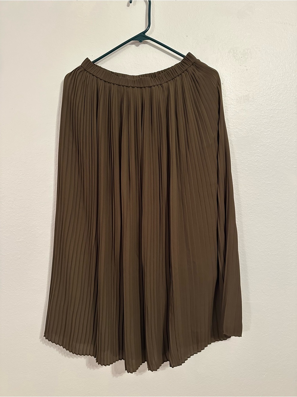 NWOT Uniqlo Olive Green Pleated long Skirt Womens Size S ElasticWaist